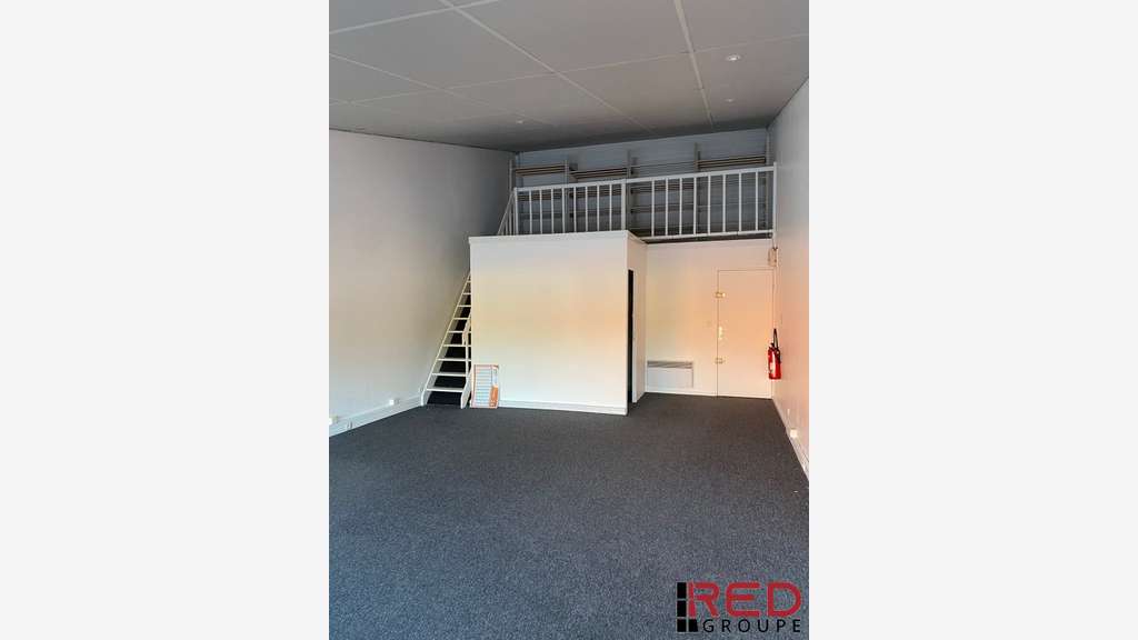 A louer local 199m² R+1 zone des Paluds à Aubagne