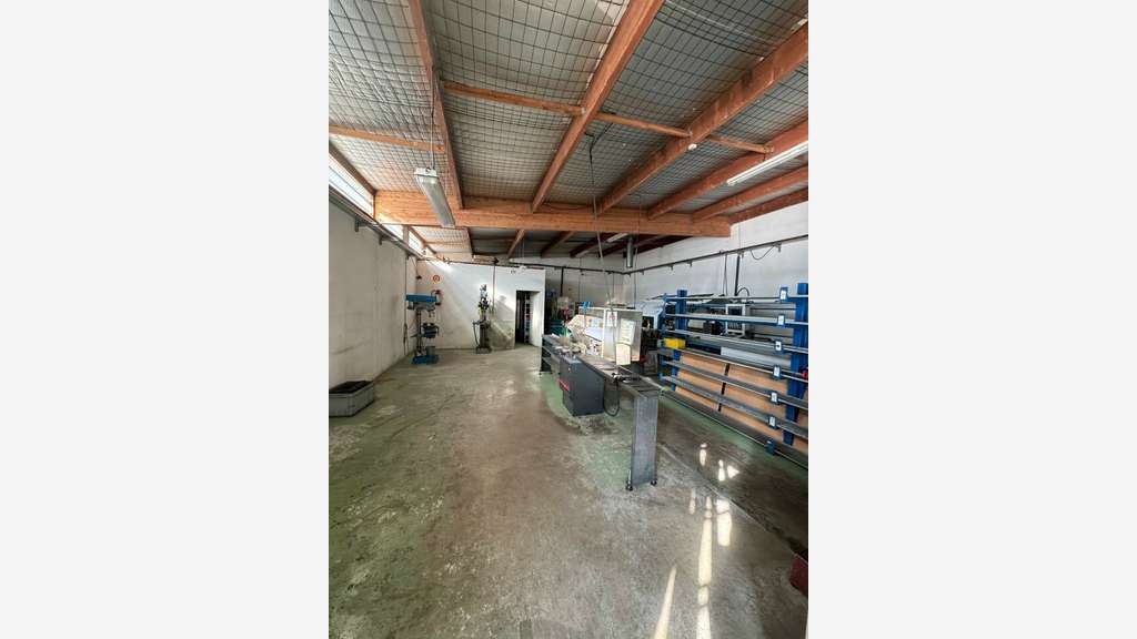 Local 360m² à louer ZI des Paluds à Aubagne
