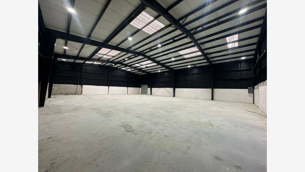 A louer local d'activité de 650m² à Aubagne 13400
