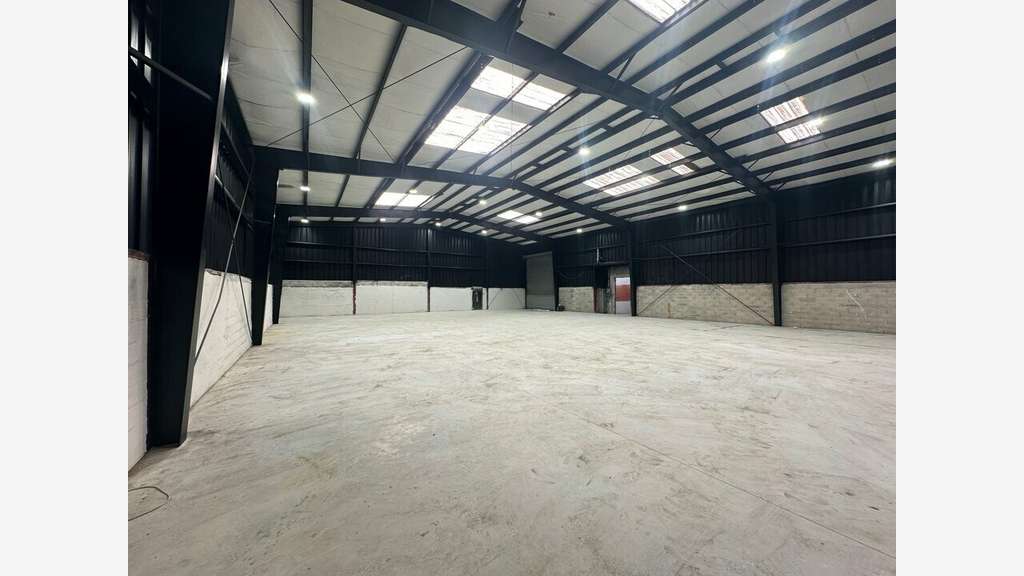 A louer local d'activité de 650m² à Aubagne 13400