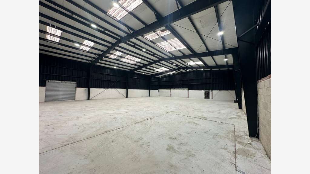 A louer local d'activité de 650m² à Aubagne 13400