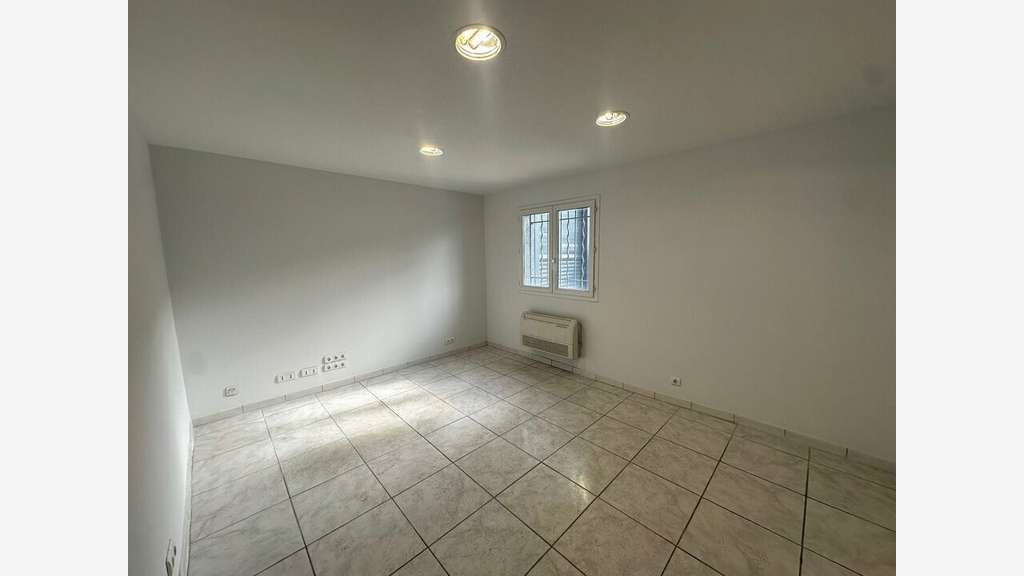 A louer local d'activité de 650m² à Aubagne 13400