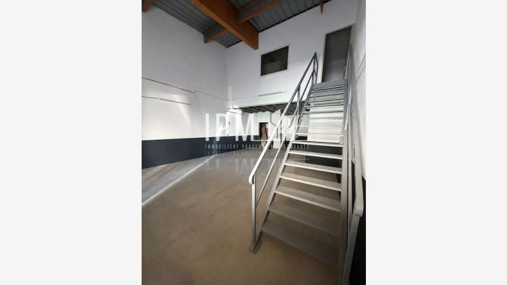 A louer local d'activité 110m² ZA Napollon Aubagne