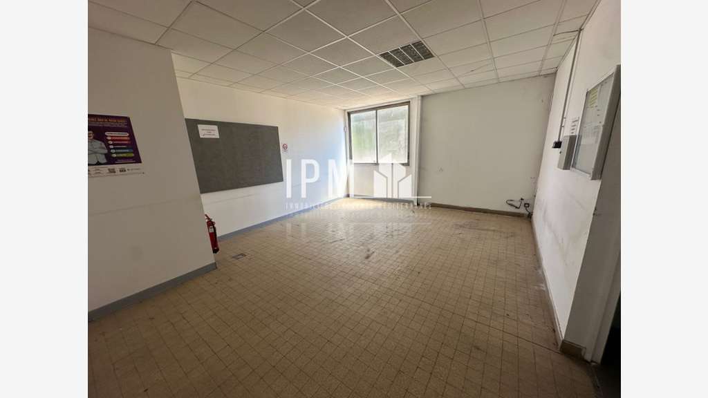 A louer local d'activité 1800m² à Aubagne