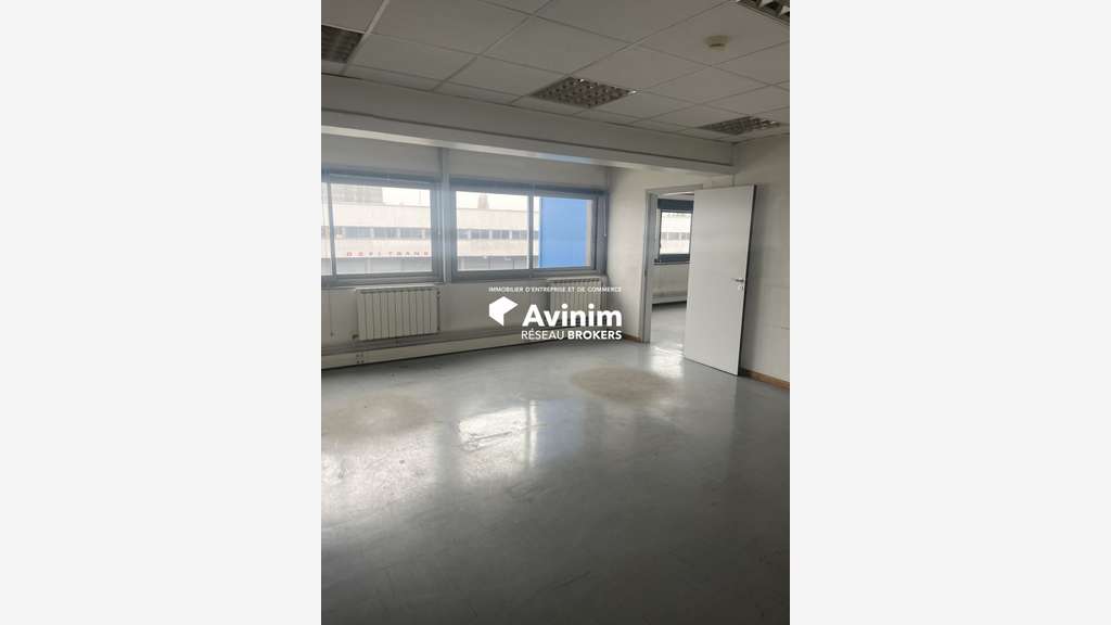 A louer entrepôt logistique 1161m² accès A1/A3