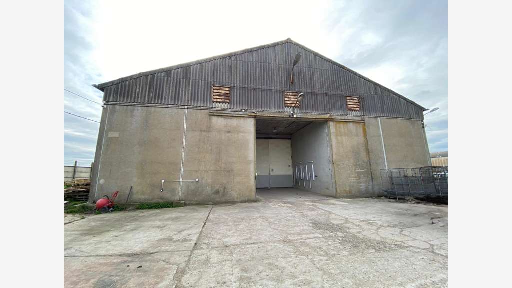 A louer entrepôt de 1200m² à Aunay-sous-Auneau