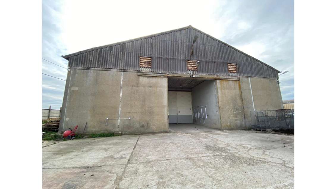 A louer entrepôt de 1200m² à Aunay-sous-Auneau