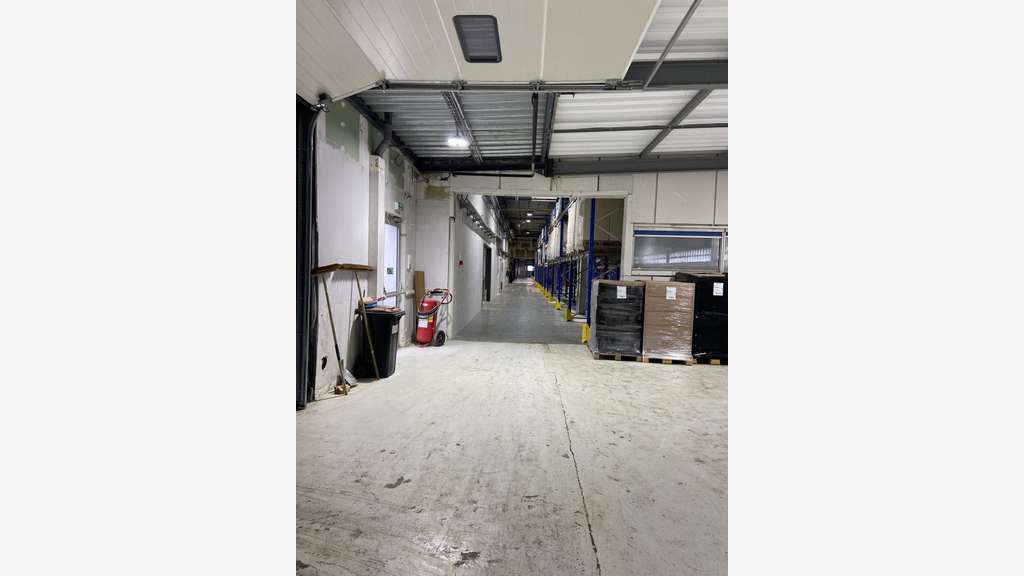 A louer entrepôt 4300m² racks de stockage Auneau