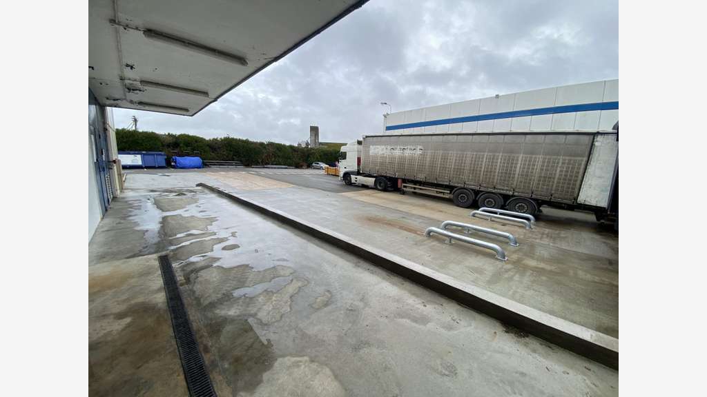 A louer entrepôt 4300m² racks de stockage Auneau