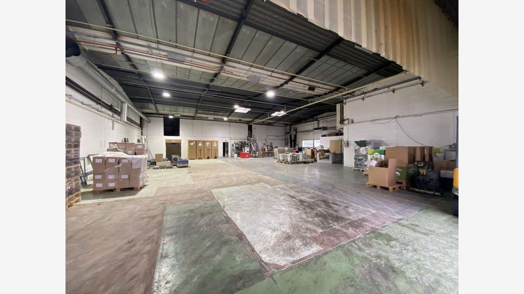 A louer entrepôt 4300m² racks de stockage Auneau