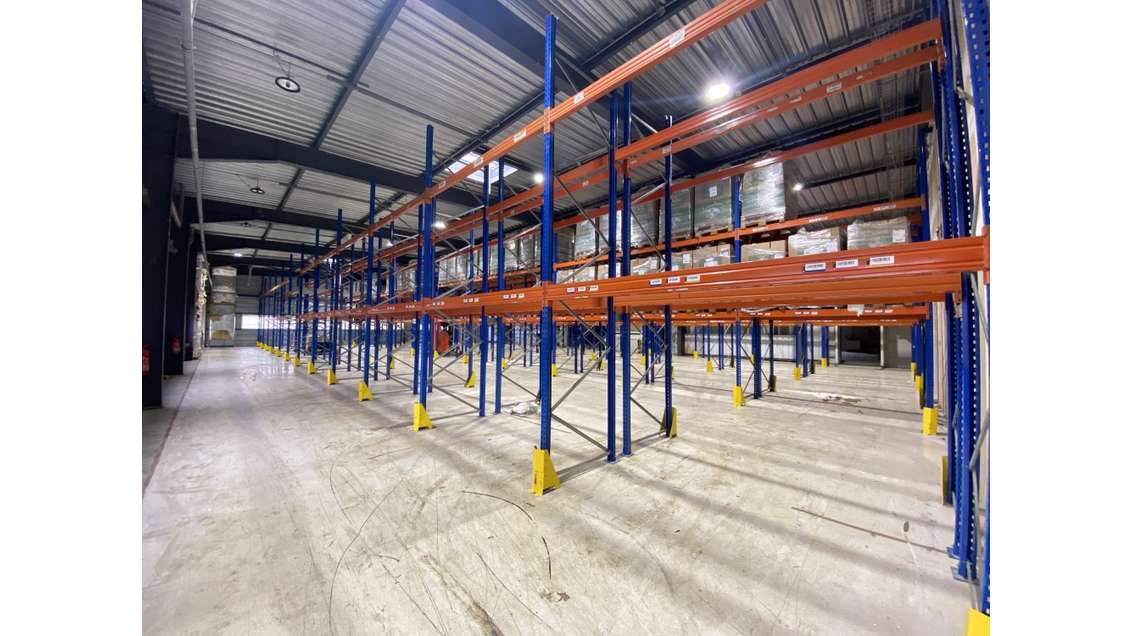 A louer entrepôt 4300m² racks de stockage Auneau