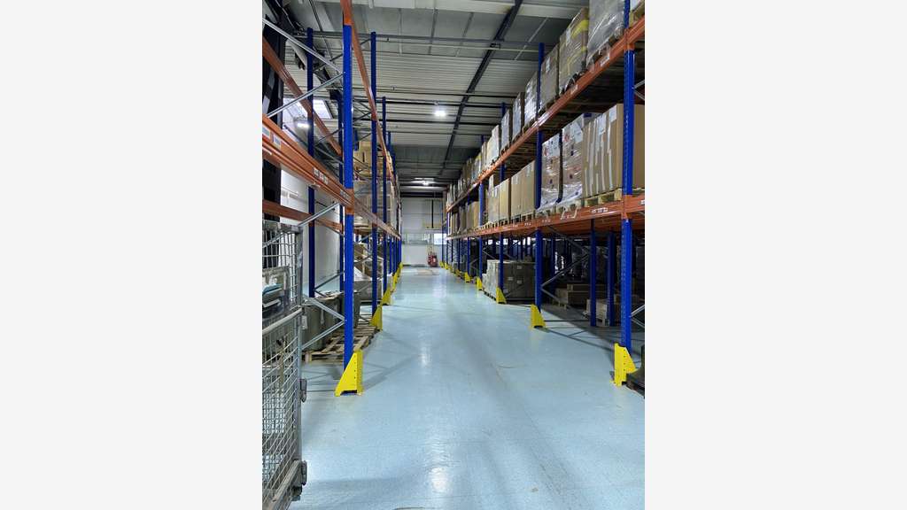 A louer entrepôt 4300m² racks de stockage Auneau