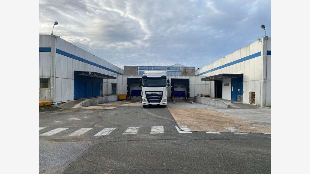 A louer entrepôt 4300m² racks de stockage Auneau