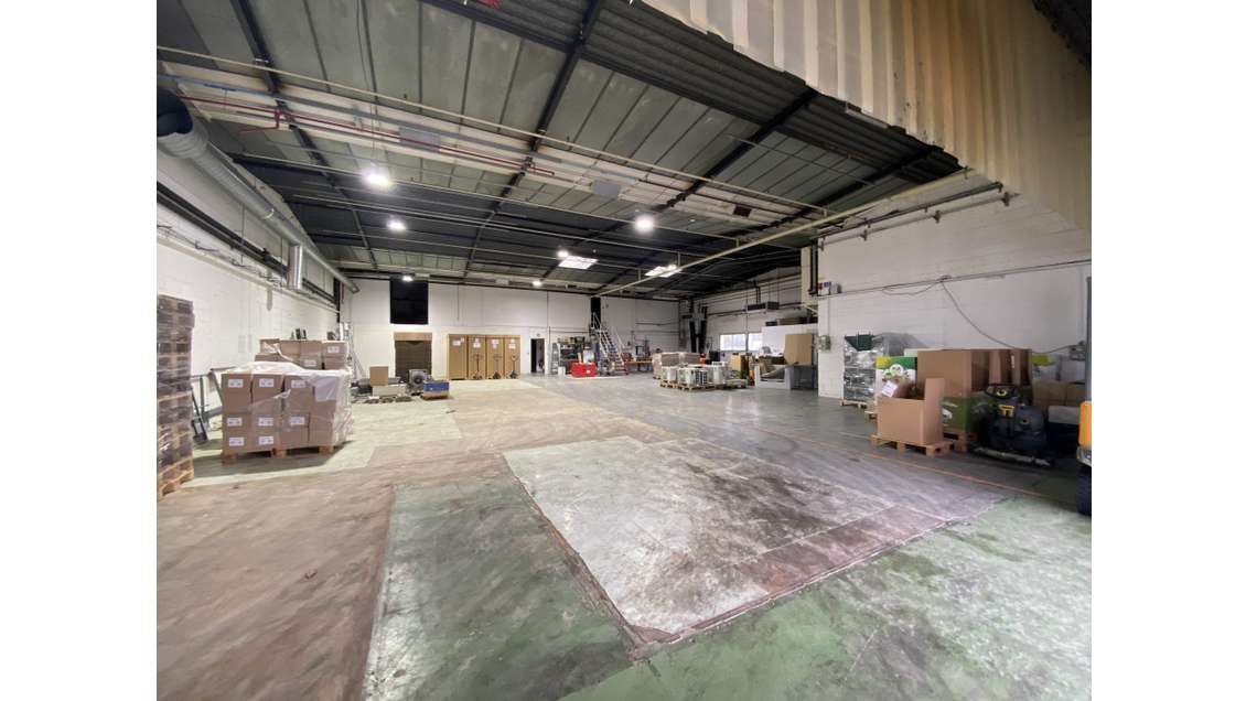 A louer entrepôt 400m² avec racks à Auneau