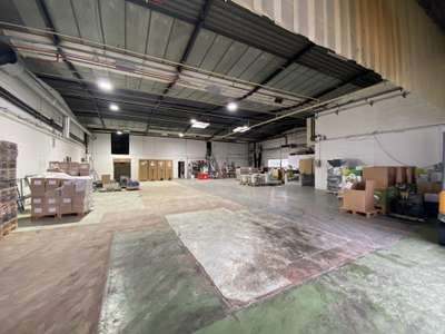 A louer entrepôt 400m² avec racks à Auneau