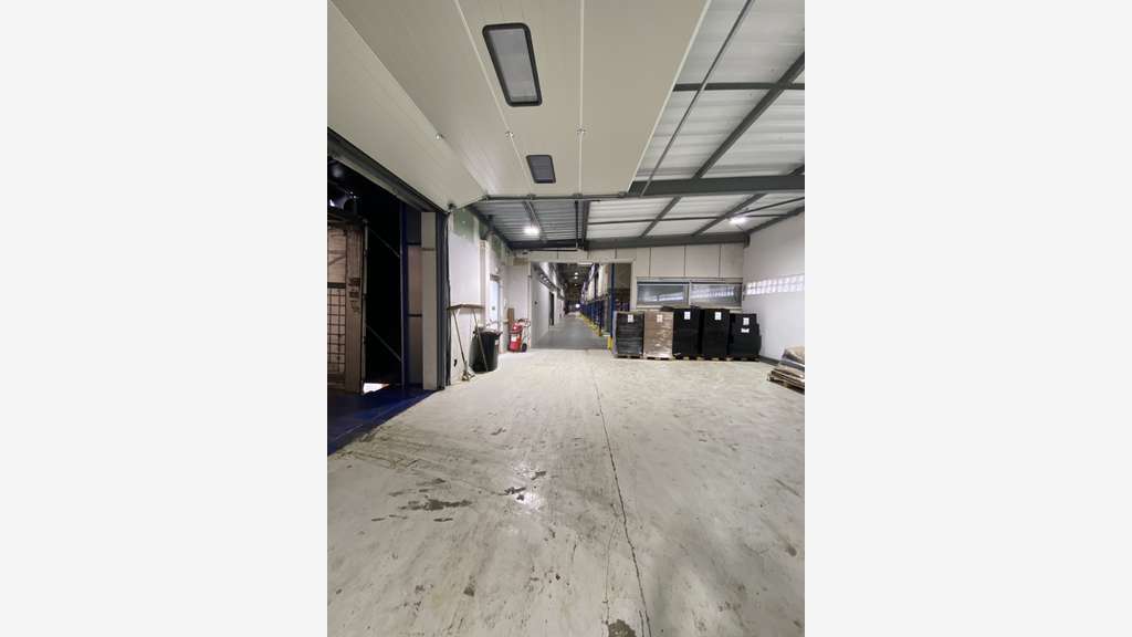 A louer entrepôt 400m² avec racks à Auneau