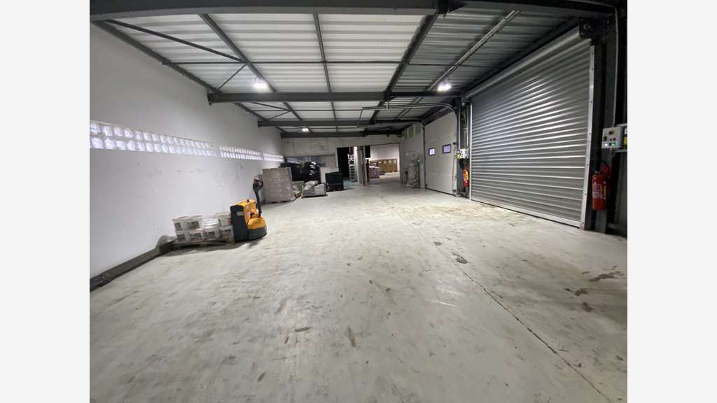 A louer entrepôt 400m² avec racks à Auneau