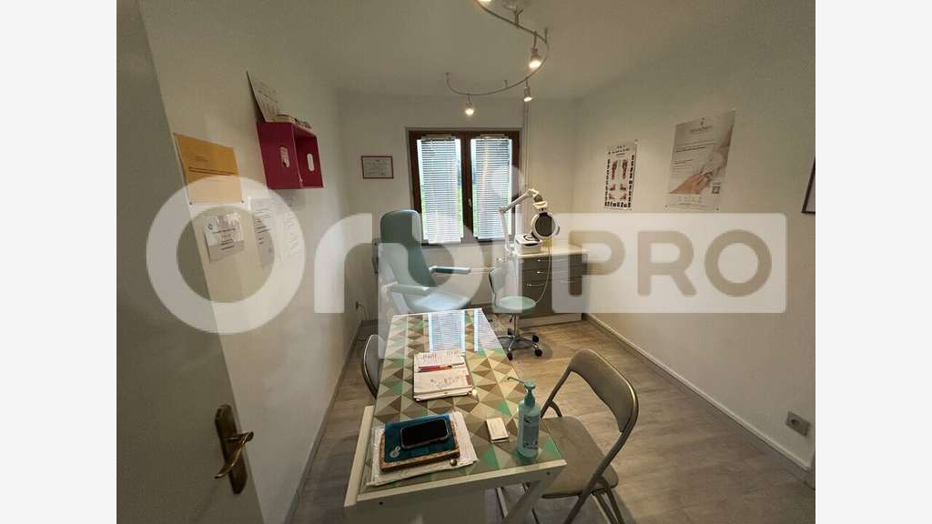 A louer local professionnel 21m² à Auneuil