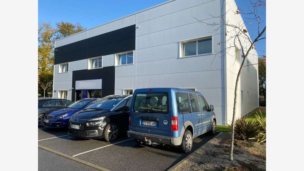 A louer bureaux + entrepôt de 586m² en ZA à Auray