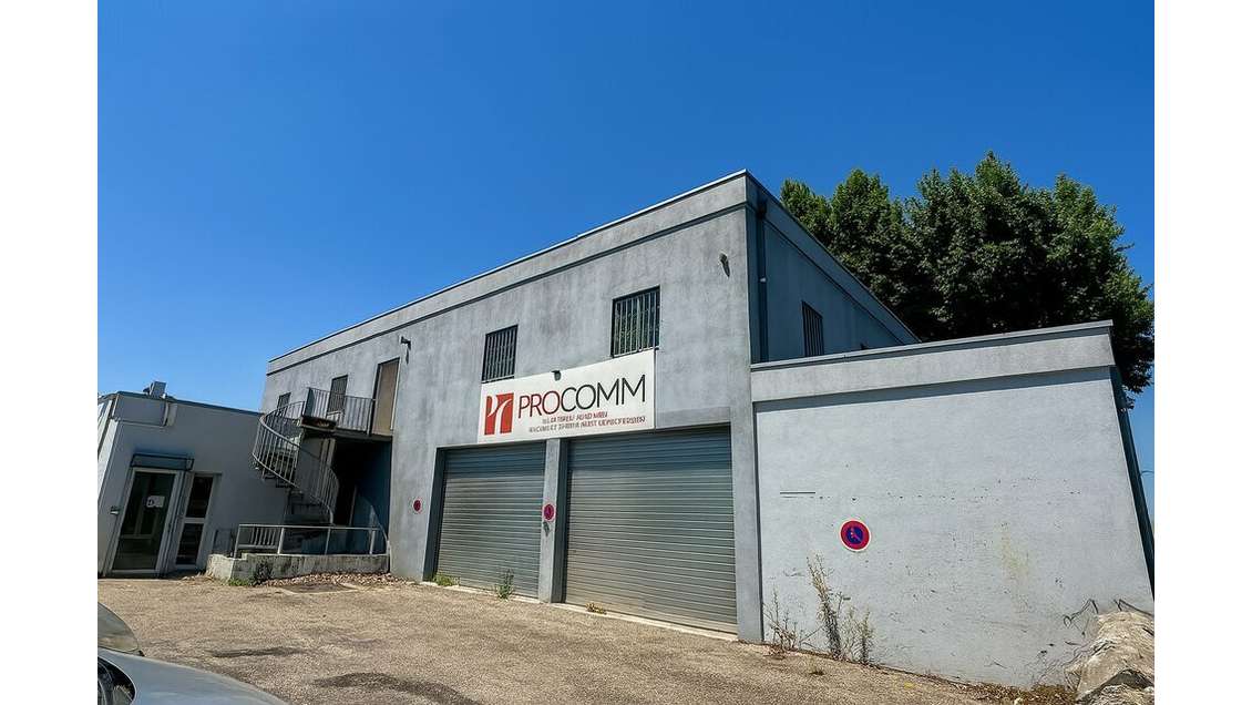 Entrepôt 400m² + bureaux 100m² à louer à Avignon