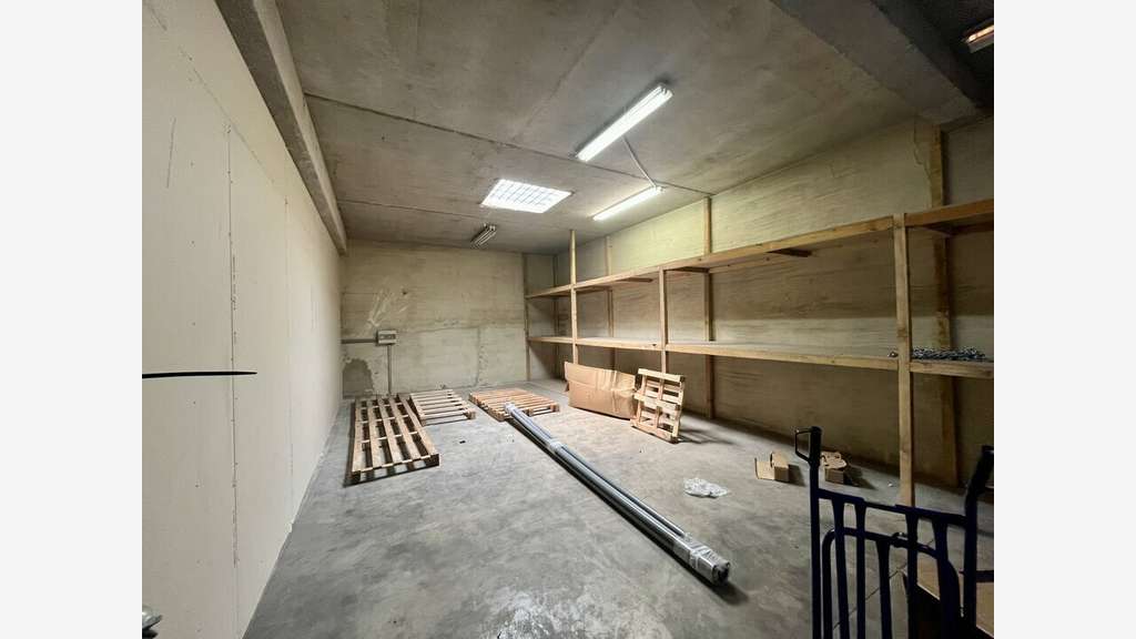 Entrepôt 400m² + bureaux 100m² à louer à Avignon