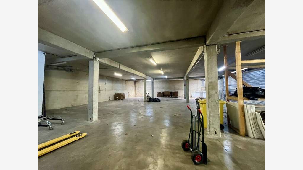 Entrepôt 400m² + bureaux 100m² à louer à Avignon