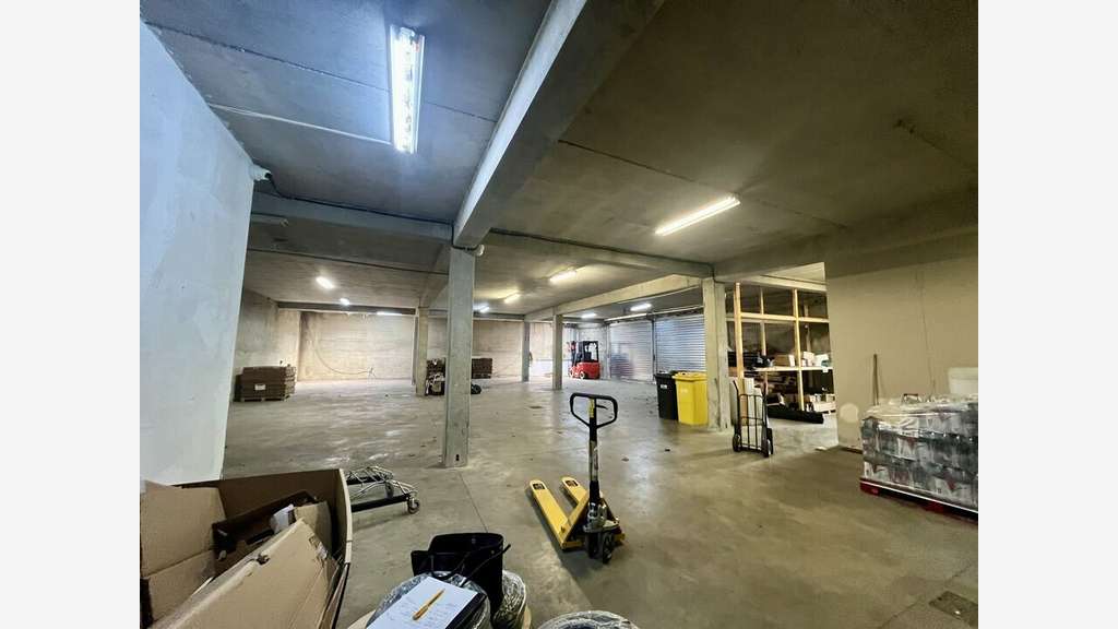 Entrepôt 400m² + bureaux 100m² à louer à Avignon