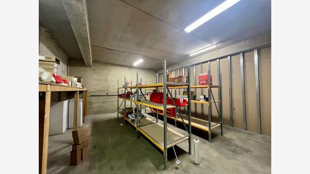 Entrepôt 400m² + bureaux 100m² à louer à Avignon