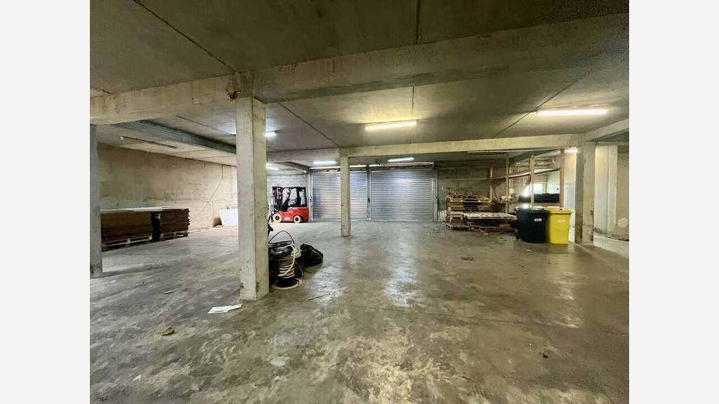 Entrepôt 400m² + bureaux 100m² à louer à Avignon