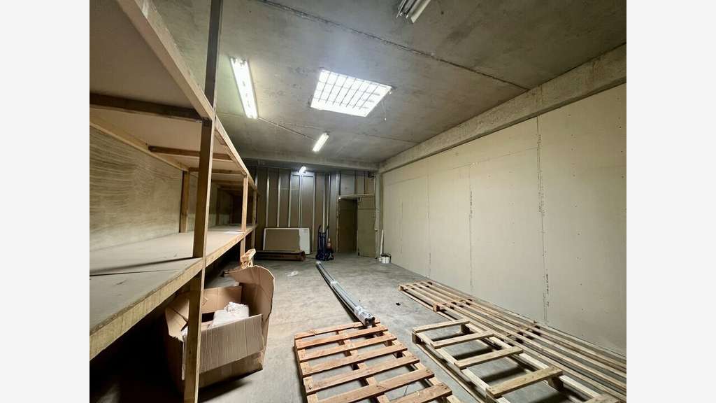 Entrepôt 400m² + bureaux 100m² à louer à Avignon