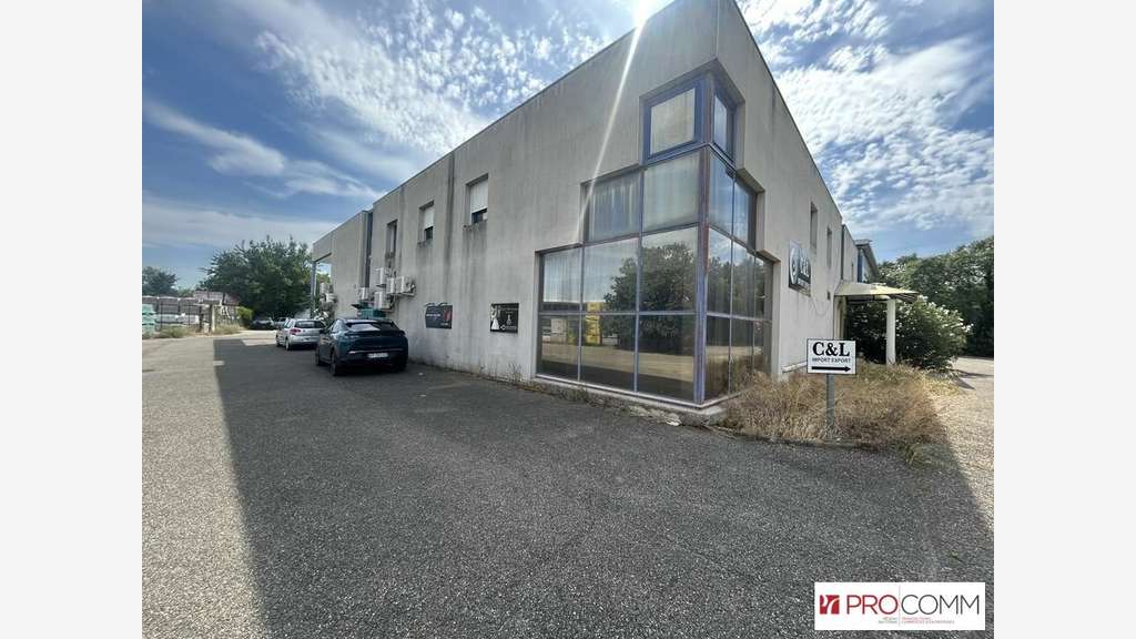 Entrepôt 1200m² + bureaux 100m² à louer à Avignon