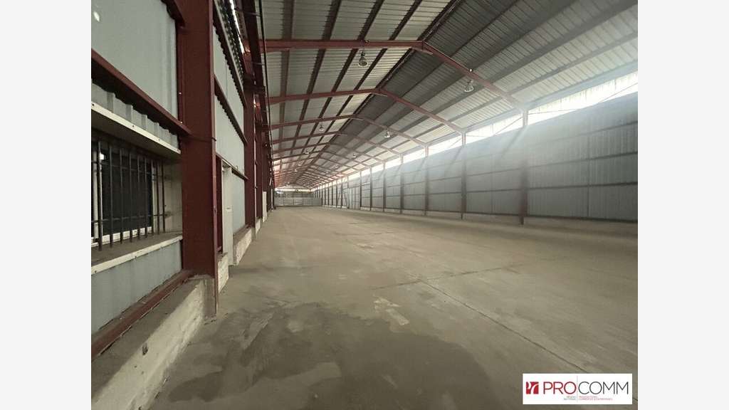 Entrepôt 1200m² + bureaux 100m² à louer à Avignon
