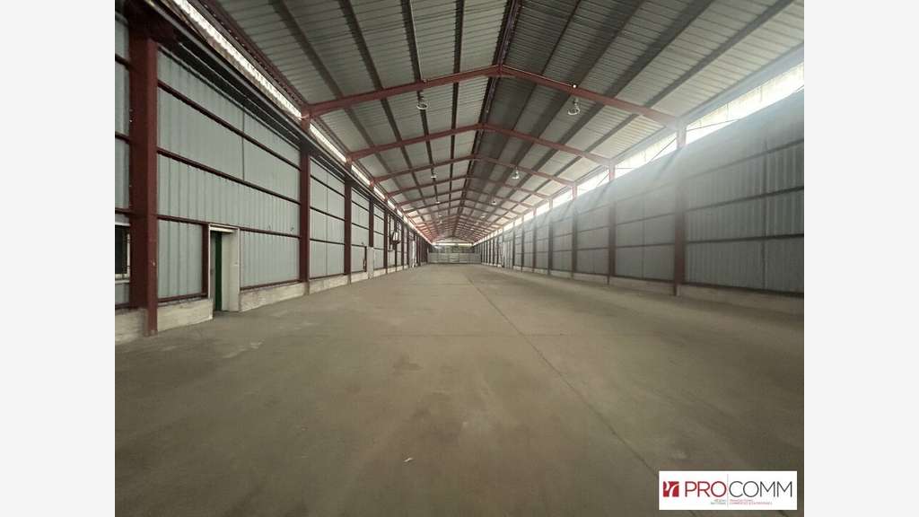 Entrepôt 1200m² + bureaux 100m² à louer à Avignon