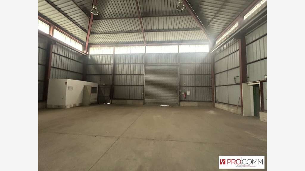 Entrepôt 1200m² + bureaux 100m² à louer à Avignon