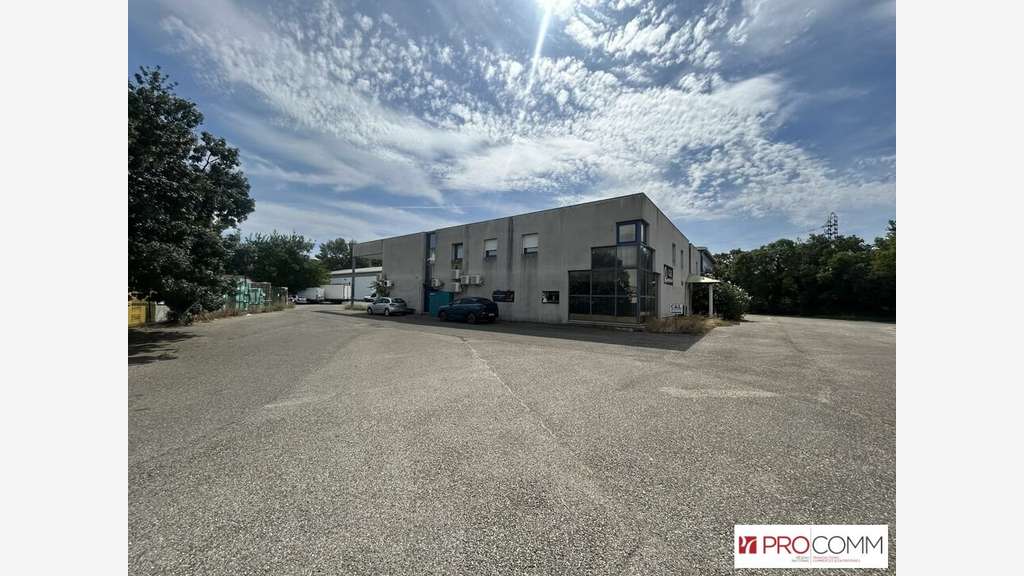 Entrepôt 1200m² + bureaux 100m² à louer à Avignon