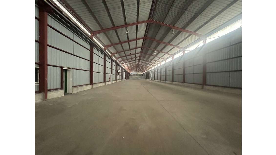 Entrepôt 1200m² + bureaux 100m² à louer à Avignon