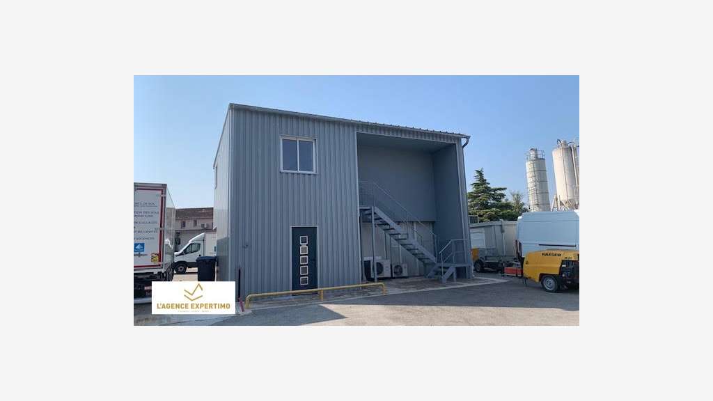 A LOUER ENTREPÖTS 150 M² et 460 M² BUREAUX 63M² e