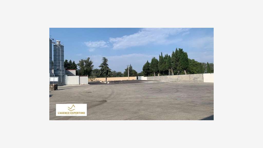 A LOUER ENTREPÖTS 150 M² et 460 M² BUREAUX 63M² e