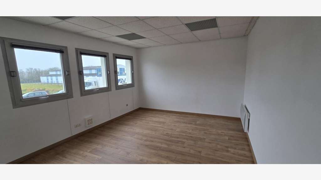 Local d'activité 300m² à louer à Avrillé