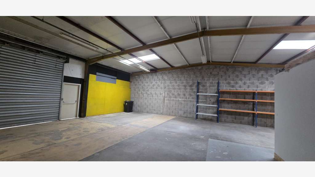 Local d'activité 300m² à louer à Avrillé