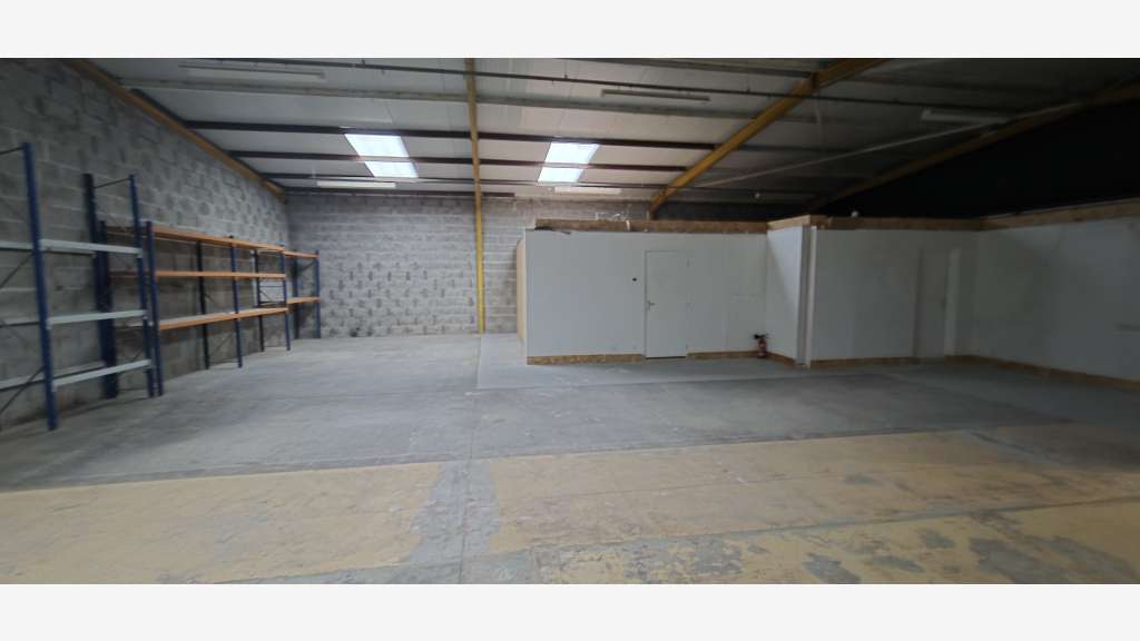 Local d'activité 300m² à louer à Avrillé
