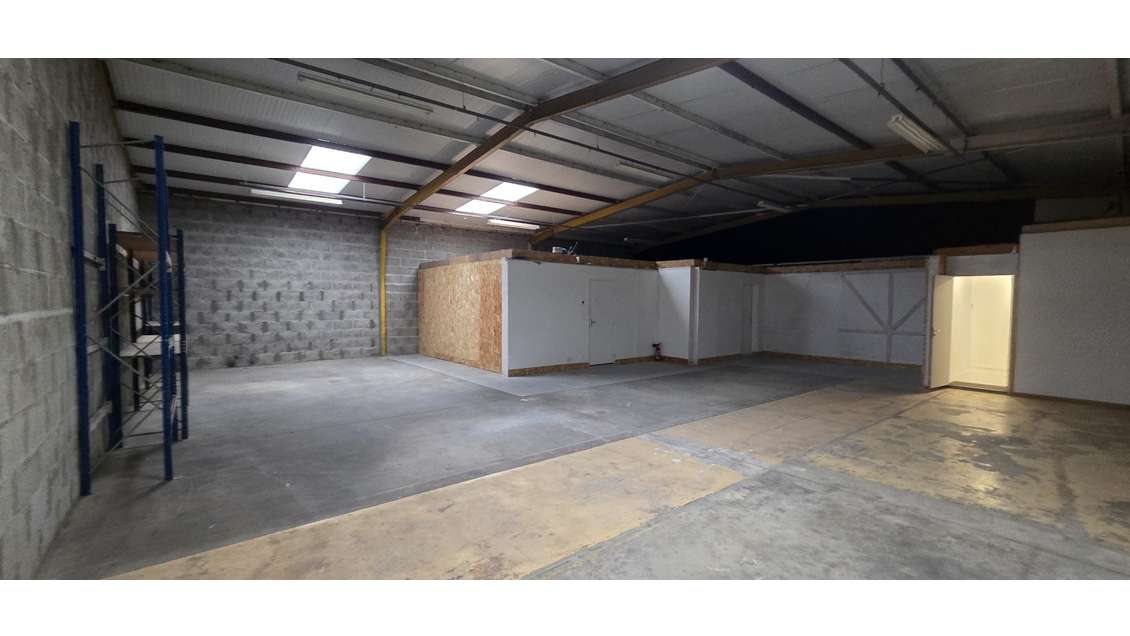 Local d'activité 300m² à louer à Avrillé