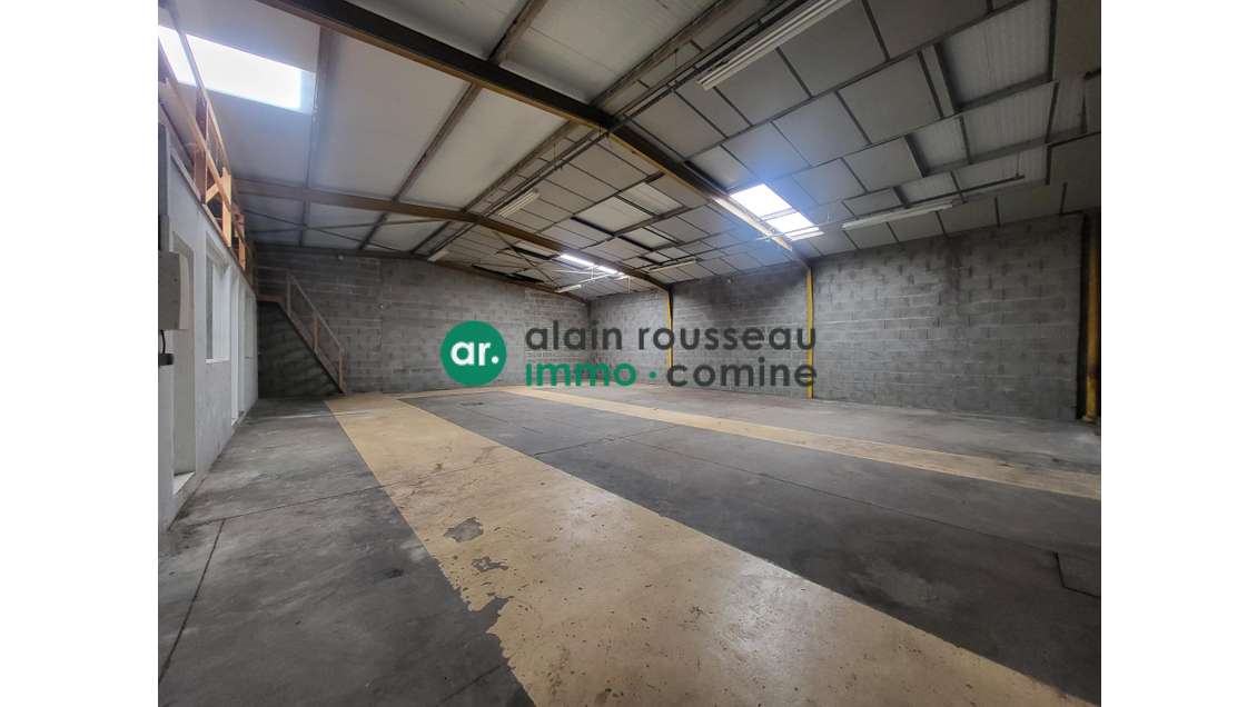 A louer local d'activité de 223m² à Avrille