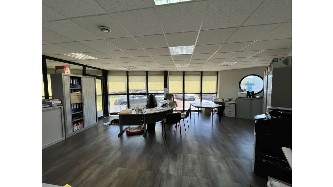 A louer bâtiment bureaux et dépôt 745m² à Aytré 