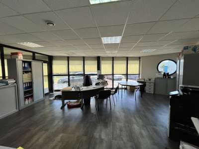 A louer bâtiment bureaux et dépôt 745m² à Aytré