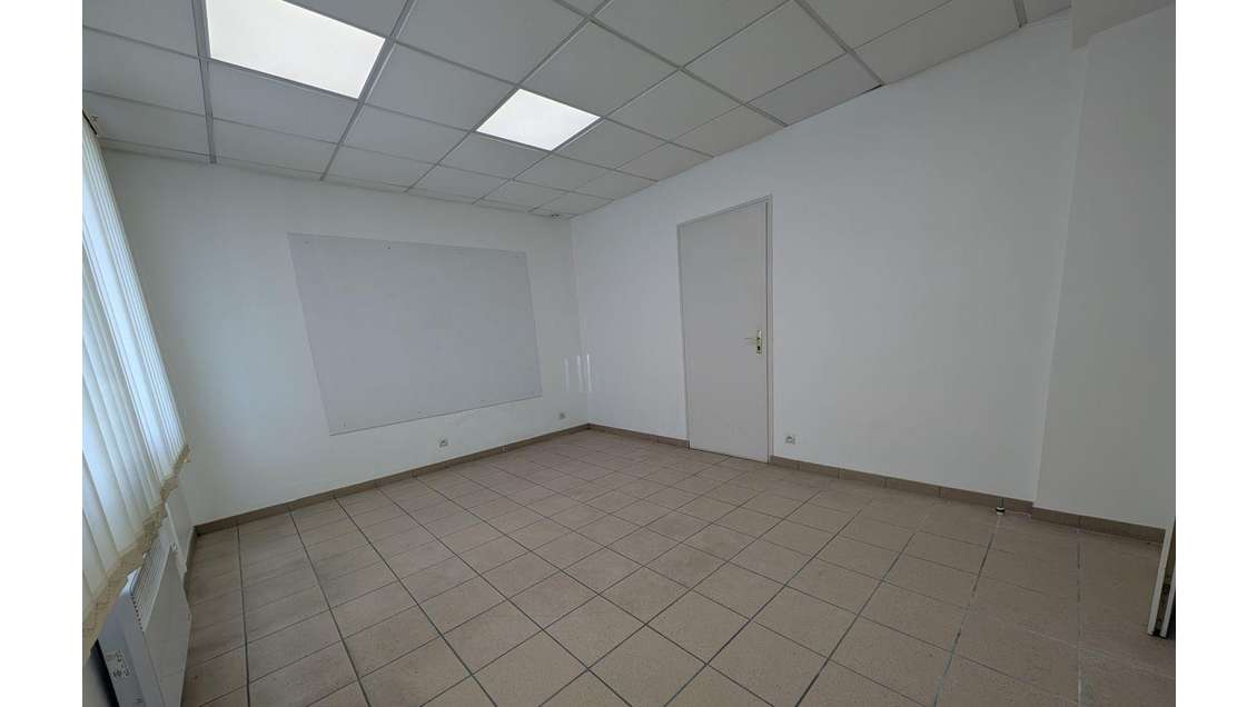 Location local d'activités 226m² en ZA à Aytré