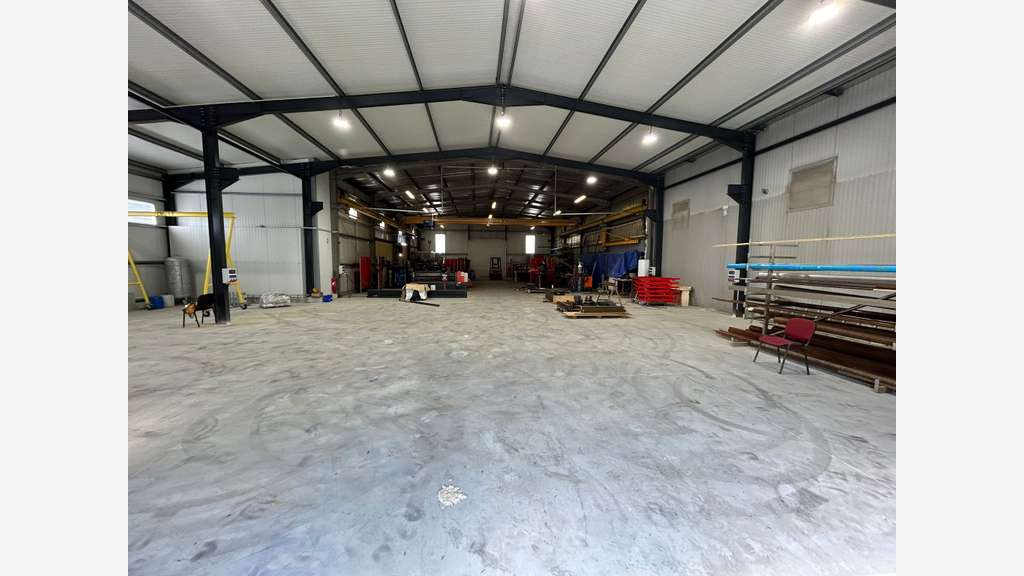 ENTREPOT 680M² BAGNOLS SUR CEZE