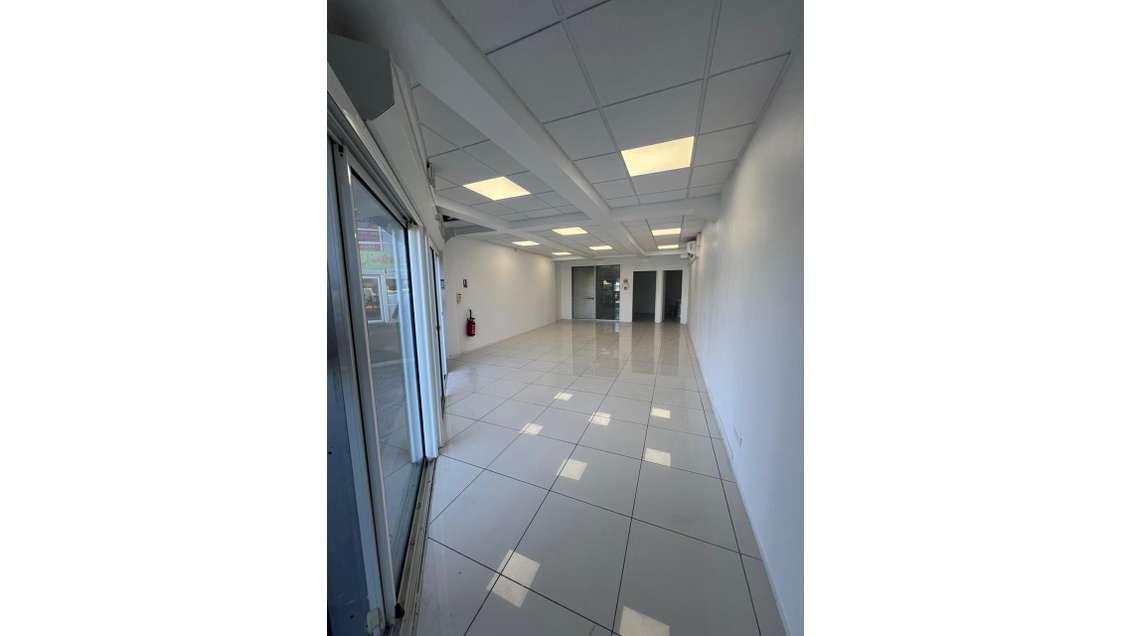 A louer local 65m² à Baie-Mahault Jarry