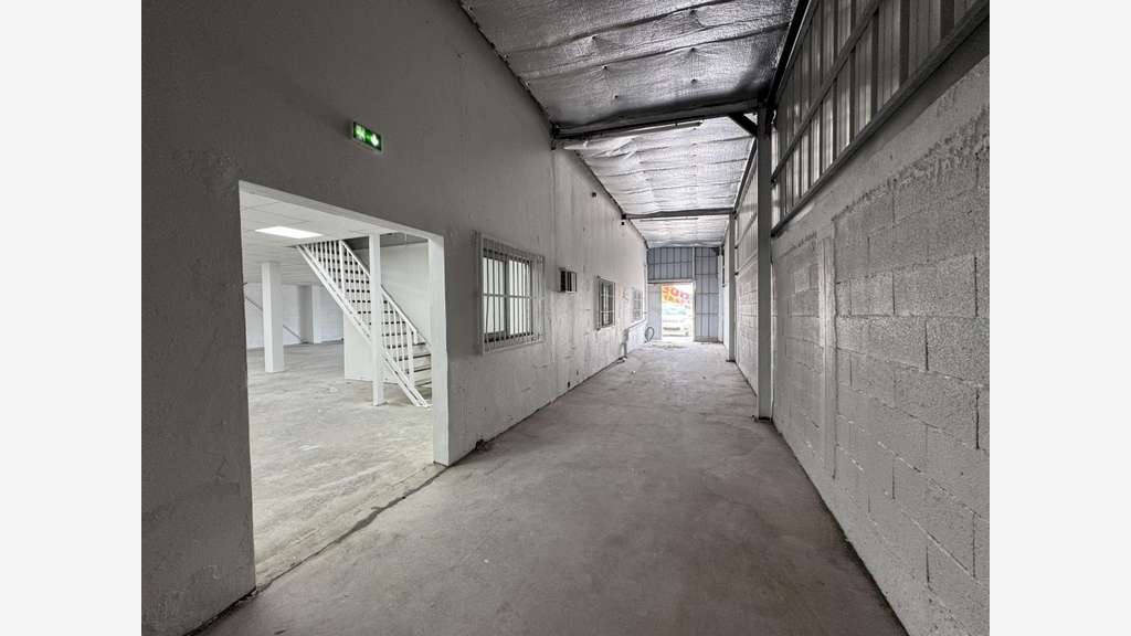 A louer local commercial 186m² Baie-Mahault Jarry