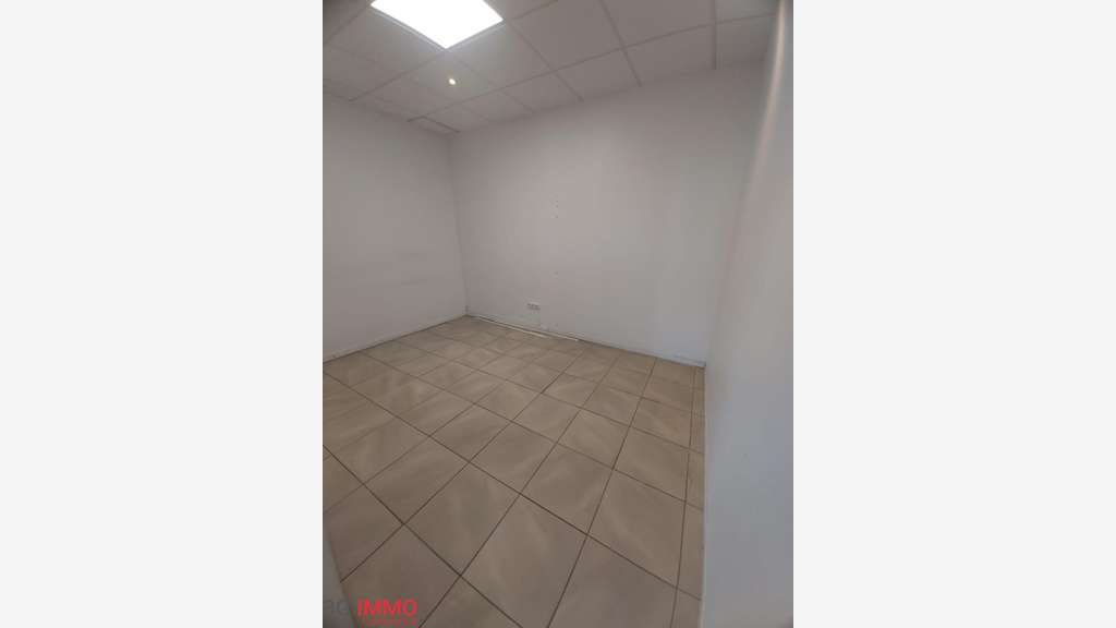 Location local commerce 125m² à Baie-Mahault Jarry